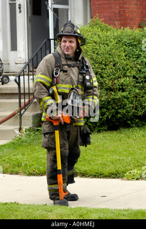 Feuerwehr in Aktion bei einem Brand in der Innenstadt von Toledo, Ohio. Stockfoto