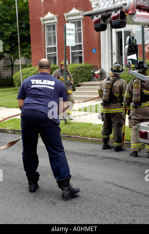 Feuerwehr in Aktion bei einem Brand in der Innenstadt von Toledo, Ohio. Stockfoto