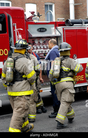 Feuerwehr auf der Baustelle in die Innenstadt von Toledo Ohio tragen atmen Aperatus. Stockfoto