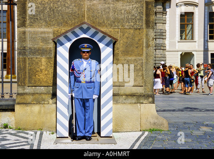 Wache am Haupttor zur Prager Burg in Prag Tschechische Republik Stockfoto