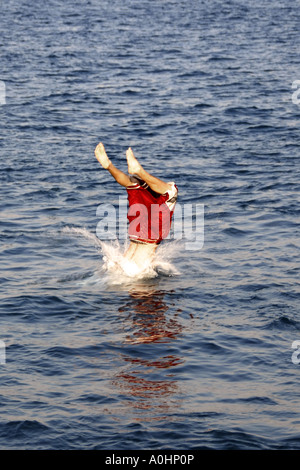 Teenager männlich Pier Tauchen in den St. Clair River in Port Huron Michigan MI Stockfoto