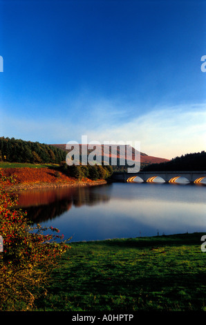 Ladybower Reservoir und Ashopton Viadukt mit Bamford Kante in der Ferne, Derbyshire, Peak District National Park, England, UK. Stockfoto
