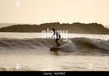 Surfen bei Sonnenuntergang Langland Bucht an der Gower Küste Stockfoto