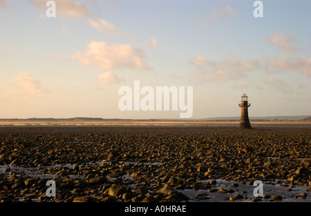 Whitford Point Leuchtturm bei Ebbe auf der Gower Peninsular, South Wales, Großbritannien Stockfoto