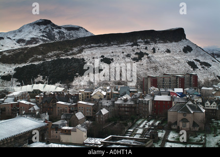 Arthur's Seat und die Felsen im Winter aus Calton Hill, Edinburgh, Schottland, UK. Stockfoto