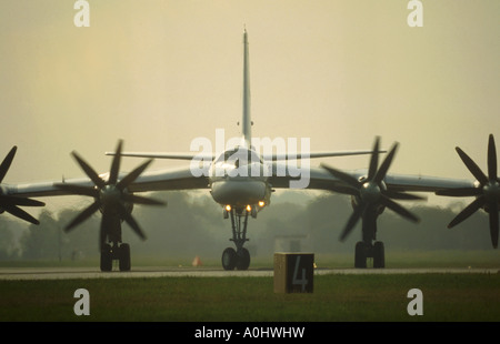 Sowjetische entworfen Tupolew Tu-95 Bear auf Startbahn rollen Stockfoto