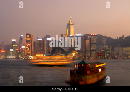 China Hong Kong Panorama von Tsim Sha Tsui öffentlichen Pier in Richtung Central Ferry Victoria Harbour Skyline Hong Kong Island Stockfoto