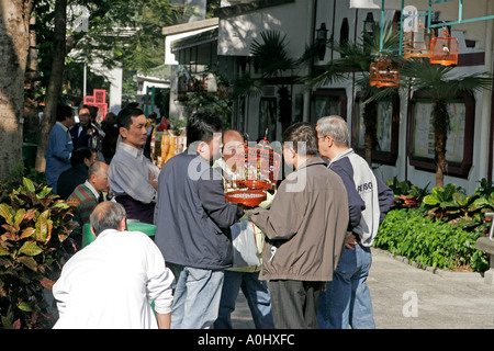 China Hong Kong Mo Kok Vogel Markt Yuen Po Street chinesische Männer mit ihren Vogelkäfig Stockfoto