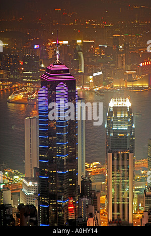 China Hong Kong Insel Victoria Peak anzeigen Punkt Central District Skyline in der Abenddämmerung Wolkenkratzer International Finance Center eine Stockfoto