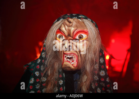 Geschnitzte Holz Maske - Hexe Stockfoto