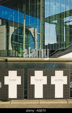 Denkmal "kreuzt White" für die Opfer der Berliner Mauer in der Nähe von Marie-Elisabeth-Lueders Gebäude, Regierungsviertel, Berlin Stockfoto