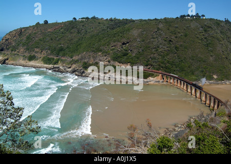 Der Outeniqua Choo-Tjoe Dampfzug auf der Kaaimans River Mündung Brücke in der Nähe von Wilderness western Cape Südafrika RSA Stockfoto