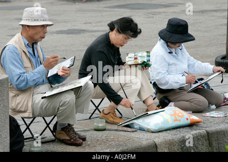 Japaner sitzen an den Vieux Bassin und malen. Honfleur, Calvados, Normandie, Frankreich, Europa Stockfoto