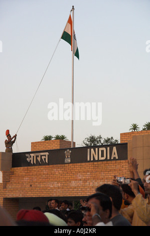 Wagha Indien Pakistan Grenze Überfahrt Zeremonie der Schließung der Tore Aufgang der indischen Flagge Stockfoto