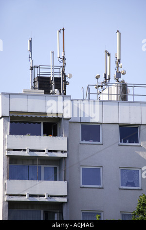 Mobilfunkantennen auf Dach Stockfoto