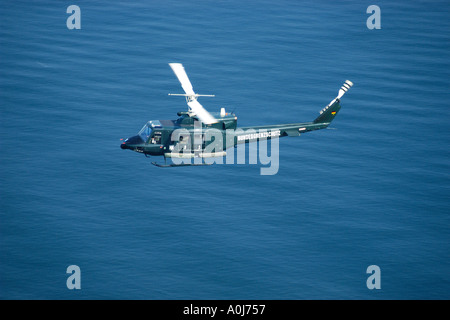 Einem deutschen Bundesgrenzschutzes Bundespolizei Hubschrauber auf Patrouille über die Ostsee in der Nähe von Rügen Stockfoto