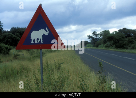 Afrika, Botswana, Kasane, Elefanten kreuzen Zeichen auf ländlichen Autobahn nur außerhalb des Chobe Nationalparks Stockfoto