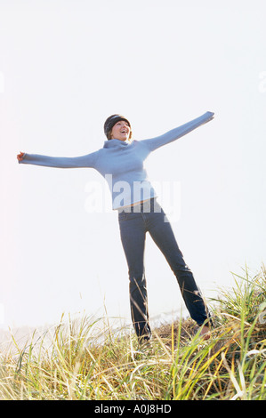 Porträt einer jungen Frau am Strand Stockfoto