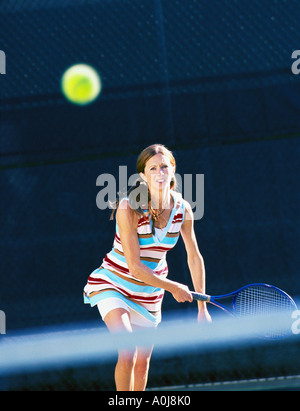 Junge Frau, die Tennis spielen Stockfoto
