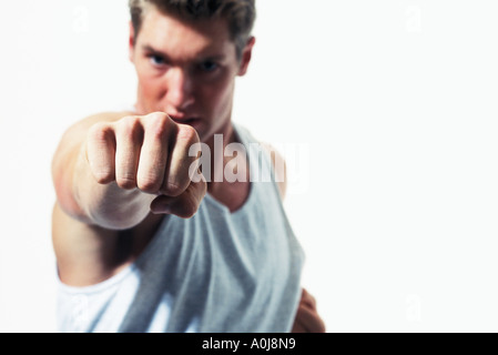 Junger Mann werfen einen Schlag Stockfoto