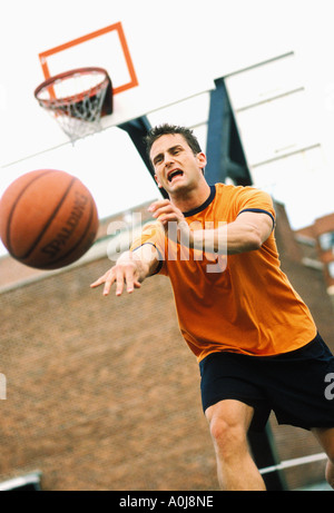 Ein junger Mann, Basketball spielen Stockfoto
