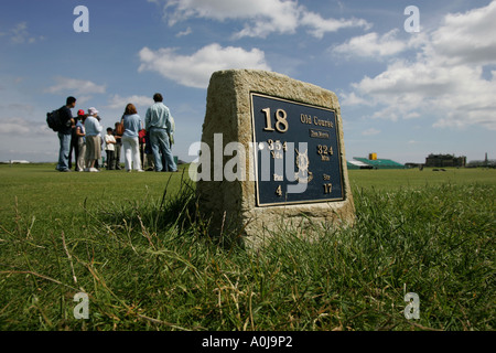 Eine Gruppe von Golf-Touristen auf einem Rundgang durch den Old Course in St. Andrews, Schottland. Stockfoto