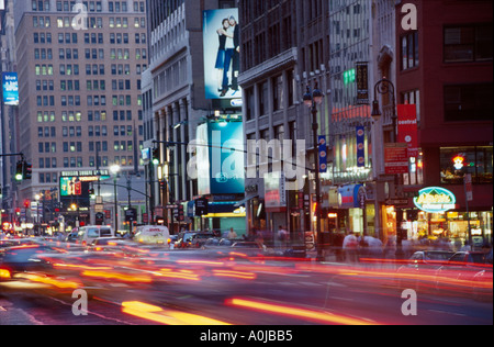 New York, State, New York, City, Midtown Manhattan, Urban, Metropolis, Garment District 7th Avenue Rush Hour Verkehr Dämmerung, Abend, Dämmerung, Sonnenuntergang, Natur, Natu Stockfoto