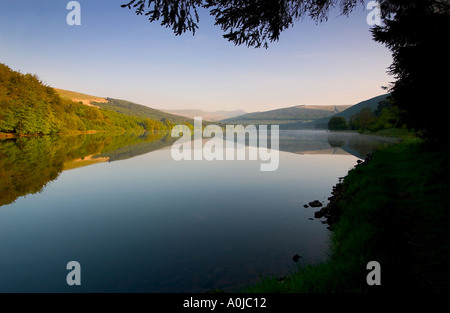 Wasserreflektionen auf dem Pentwyn Reservoir im Brecon Beacons Wales mit Pen Y Fan in der Ferne. PHILLIP ROBERTS Stockfoto