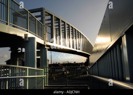 Krasse moderne Schönheit in einer anmutigen aus Metall und Beton-Brücke in Sussex. Stockfoto