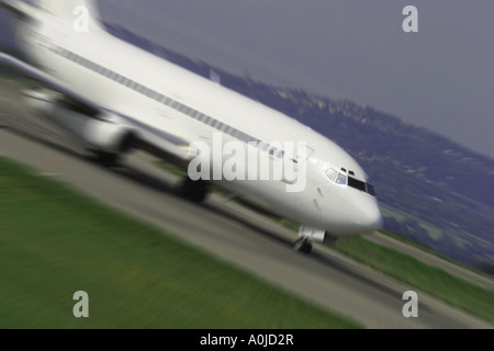 Generische weiße Jet Airliner kommerzielle Passagierflugzeug am Flughafen Start-und Landebahn Zoom Motion blur Speed-Effekt-Konzept Stockfoto
