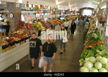 Cleveland Ohio, Westside Market, Marktplatz, Produkte, Obst, Gemüse, Gemüse, Lebensmittel, Shopping Shopper Shopper shoppen Geschäfte Markt Märkte Marktplatz kaufen Stockfoto