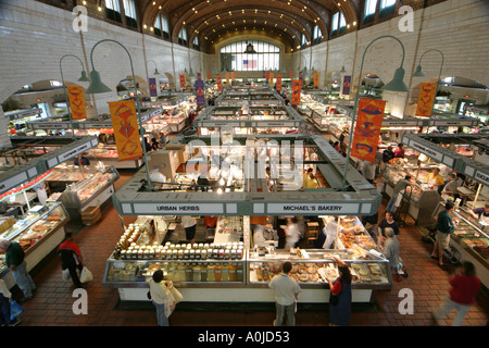 Cleveland Ohio, Westside Market, Marktplatz, Produkte, Obst, Gemüse, Gemüse, Lebensmittel, Fleisch, Shopping Shopper Shopper shoppen Geschäfte Markt Märkte Marktpla Stockfoto