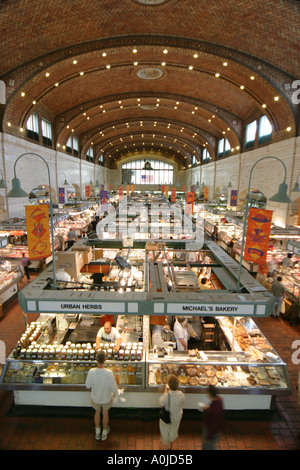Cleveland Ohio, Westside Market, Marktplatz, Produkte, Obst, Gemüse, Gemüse, Lebensmittel, Produkte, Fleisch, Shopping Shopper Shopper shoppen Geschäfte Marktmärkte Stockfoto