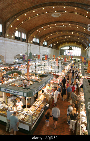 Cleveland Ohio, Westside Market, Marktplatz, Produkte, Obst, Gemüse, Gemüse, Lebensmittel, Produkte, Fleisch, Shopping Shopper Shopper shoppen Geschäfte Marktmärkte Stockfoto