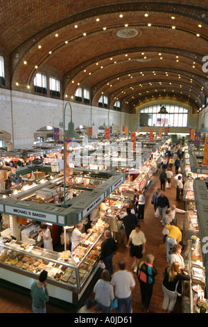 Cleveland Ohio, Westside Market, Marktplatz, Produkte, Obst, Gemüse, Gemüse, Lebensmittel, Fleisch, Shopping Shopper Shopper shoppen Geschäfte Markt Märkte Marktpla Stockfoto