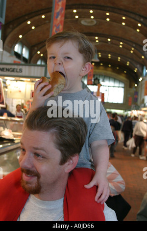 Cleveland Ohio, Westside Market, Marktplatz, Produkte, Obst, Gemüse, Gemüse, Lebensmittel, Produkte, Bäckerei, Vater Papa, Eltern, Eltern, Familie Familien Eltern pa Stockfoto