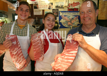 Cleveland Ohio, Westside Market, Marktplatz, Produkte, Obst, Gemüse, Gemüse, Lebensmittel, Fleisch, Metzger, lateinamerikanische Frau, weiblich, OH0612040024 Stockfoto