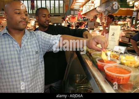 Cleveland Ohio, Westside Market, Marktplatz, Produkte, Obst, Gemüse, Gemüse, Lebensmittel, probieren, probieren, probieren, probieren, spezial, Chips, Dips, Schwarze Männer, OH0612040026 Stockfoto