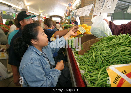 Cleveland Ohio, Westside Market, Marktplatz, Produkte, Obst, Gemüse, Gemüse, Lebensmittel, Produkte, Obst, Gemüse, Gemüse, Bohnen, Transaktion mit Zahlungs-ME Stockfoto