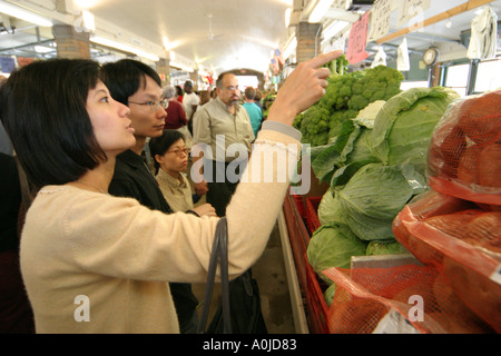 Cleveland Ohio, Westside Market, Marktplatz, produzieren, Obst, Gemüse, Gemüse, Lebensmittel, Produkte, Obst, Gemüse, Gemüse, Asiaten ethnischen Einwanderer Stockfoto