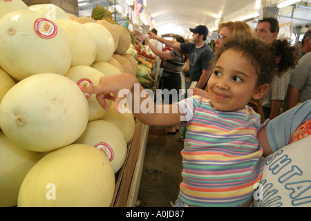 Cleveland Ohio, Westside Market, Marktplatz, Produkte, Obst, Gemüse, Gemüse, Lebensmittel, Produkte, Obst, Gemüse, Gemüse, Cantaloupe, Schwarzschwarze Afrika Stockfoto