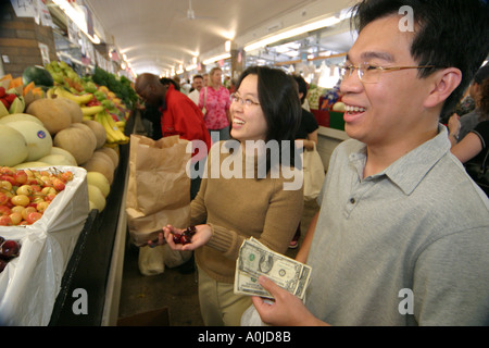 Cleveland Ohio, Westside Market, Marktplatz, Produkte, Obst, Gemüse, Gemüse, Lebensmittel, Obst, Gemüse, Gemüse, Kirschen, lächelnder asiatischer Mann, männlich, wom Stockfoto