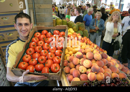 Cleveland Ohio, Westside Market, Marktplatz, Produkte, Obst, Gemüse, Gemüse, Lebensmittel, Produkte, Obst, Gemüse, Gemüse, lächelnd Naher Osten, Erwachsener Stockfoto