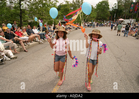 Cleveland Ohio, University Circle, Parade des Circle Arts Cultural Festival, Festivalmesse, Freizeit Nachbar, Mädchen, Luftballons, OH0612040052 Stockfoto