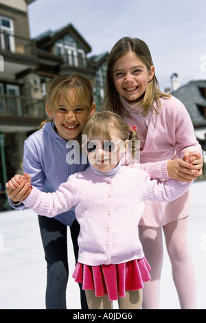 Porträt von drei Mädchen Eislaufen Stockfoto