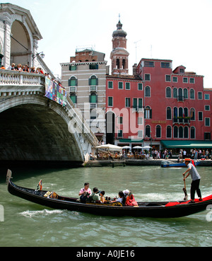 Venedig Italien mit Gondoliere und Touristen, die nach Ponte di Rialto Venedig Italien Stockfoto