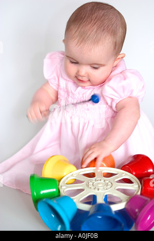 Babymädchen genießen die Klänge mit einer Reihe von musikalischen Glocken spielen Stockfoto