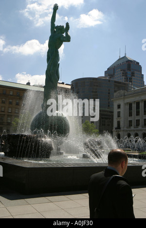 Cleveland Ohio, Memorial Plaza, Brunnen, Wasser, Produktauslage Verkauf, öffentliche Kunstwerke, fließendes Wasser, öffentliche Kunstwerke, des ewigen Lebens, Besucher Stockfoto