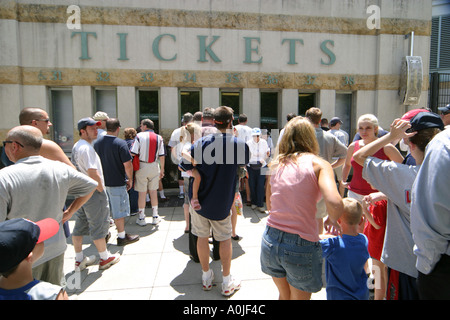 Cleveland Ohio, Jacobs Field, Heimstadion der Baseballmannschaft der Cleveland Indians, Außeneingang für Eintrittskarten, Verkaufsfenster, Fans, lange Warteschlangen q Stockfoto