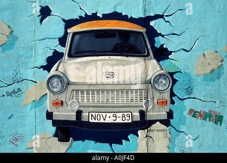 Berlin. Deutschland. Die East Side Gallery, Test die Besten, Malerei zu einem Trabant durchbricht die Mauer, von Birgit Kinder, 1990. Stockfoto
